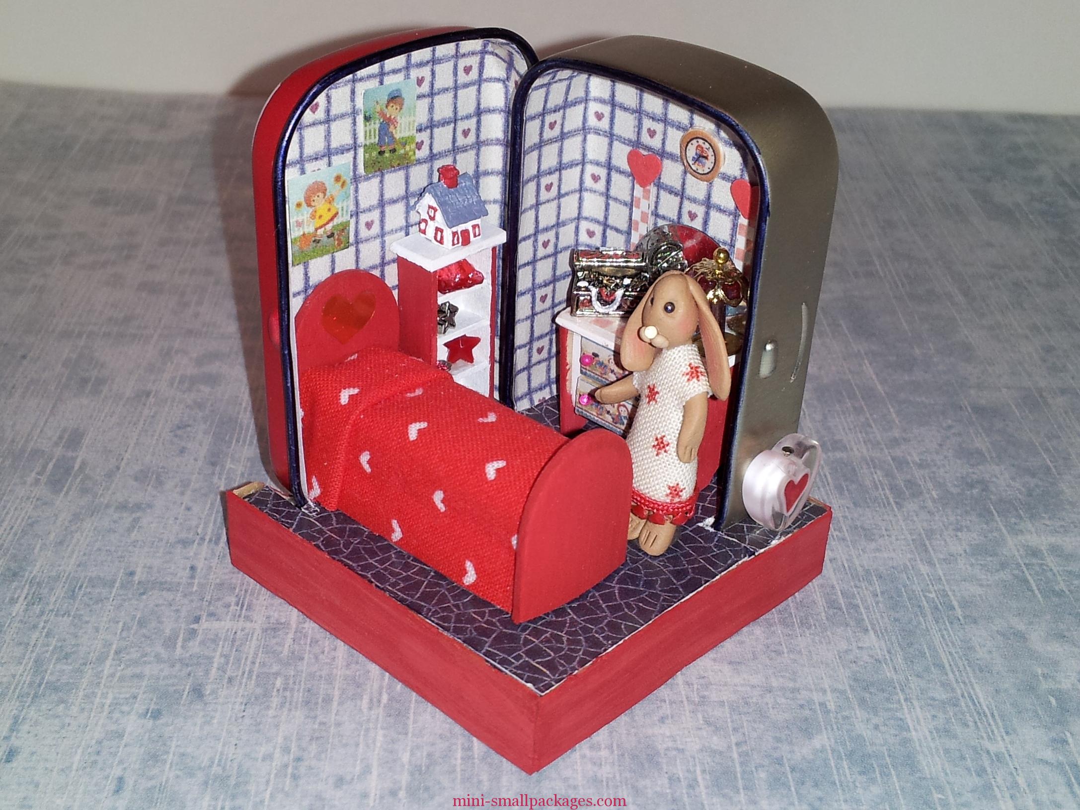 Read more about the article BunnieAnn Altoid Tin Bedroom